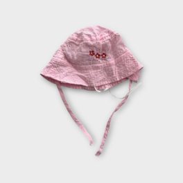 Rózsaszínű kislány napkalap