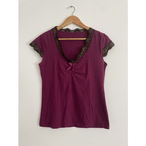 Csipkeszegélyes női felső - M