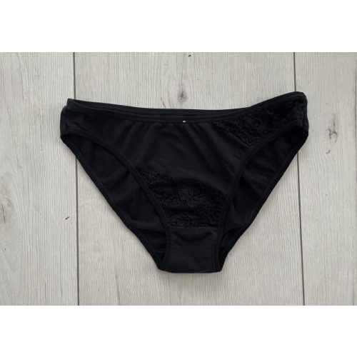 Csipkedíszes női bugyi - S